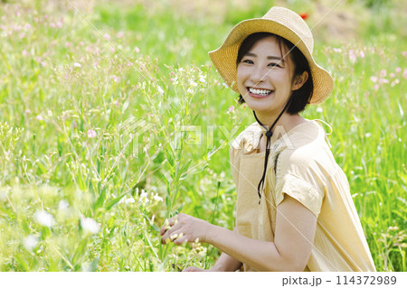 お花を摘む女性 114372989