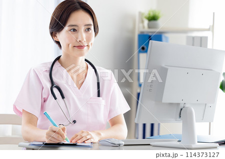 医療　オンライン診察をする女医 114373127