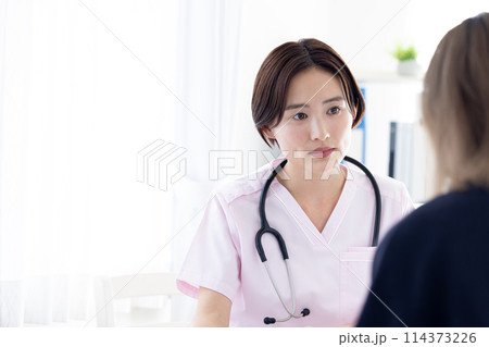 医療　診察をする女医 114373226