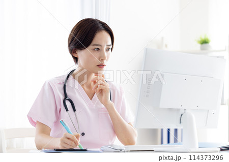 医療　オンライン診察をする女医 114373296