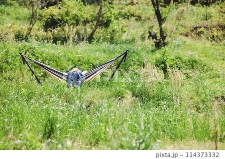 田舎暮らしをする女性 114373332