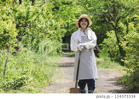 田舎暮らしをする女性 114373334