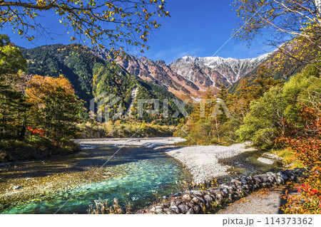 紅葉が美しい秋の上高地　穂高連峰と梓川【長野県・松本市】 114373362