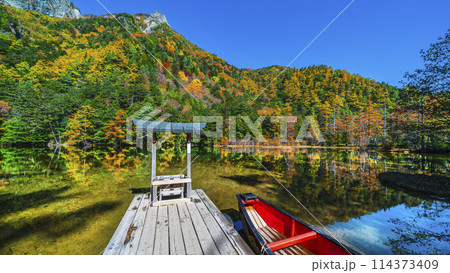 秋の上高地 明神池(明神一之池)の紅葉【長野県・松本市】 秋の上高地 明神池(明神一之池)の紅葉【長野県・松本市】 114373409