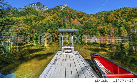 秋の上高地　明神池（明神一之池）の紅葉【長野県・松本市】 114373414