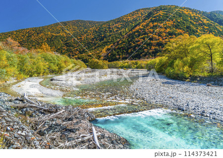 秋の上高地　美しい紅葉の中を流れる梓川【長野県・松本市】 114373421