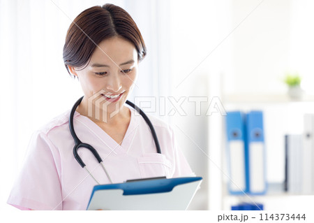 医療　女医のポートレート 114373444