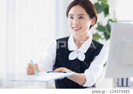 医療　受付で働く医療事務員 114373485