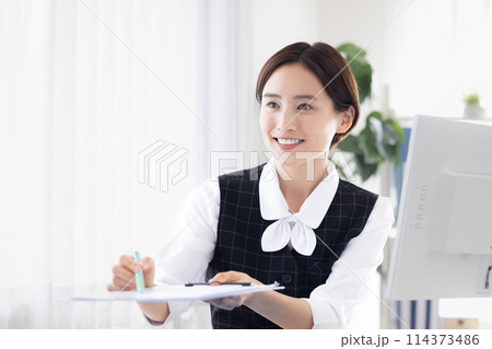 医療　受付で働く医療事務員 114373486