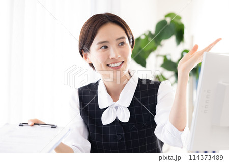 医療　受付で働く医療事務員 114373489