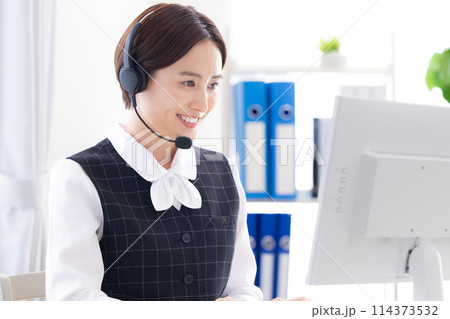コールセンターで働いている女性 コールセンターで働いている女性 114373532