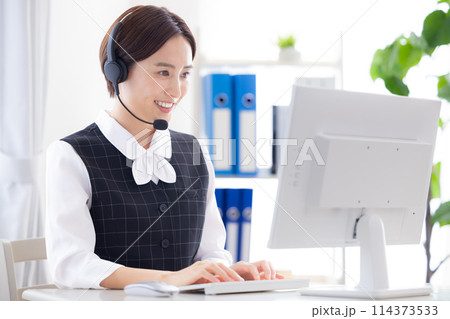 コールセンターで働いている女性 コールセンターで働いている女性 114373533