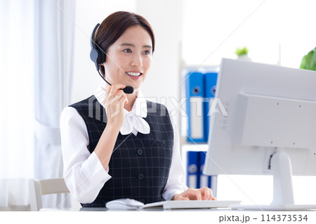 コールセンターで働いている女性 114373534