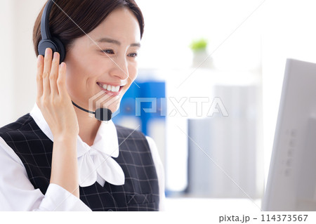 コールセンターで働いている女性 114373567