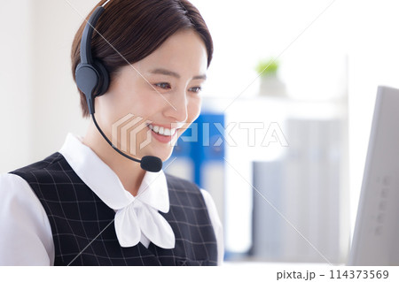 コールセンターで働いている女性 コールセンターで働いている女性 114373569