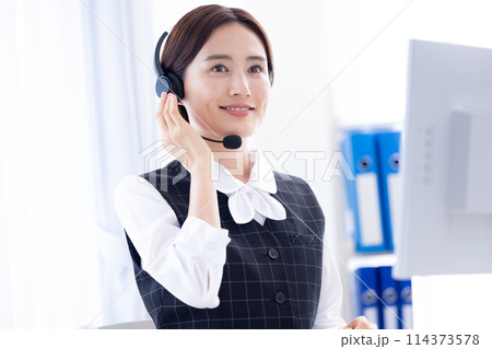 コールセンターで働いている女性 114373578