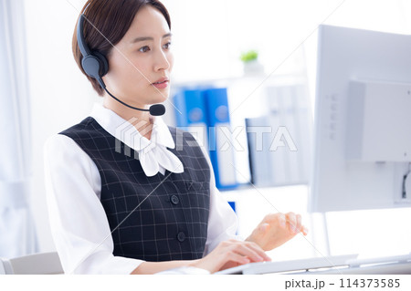 コールセンターで働いている女性 114373585