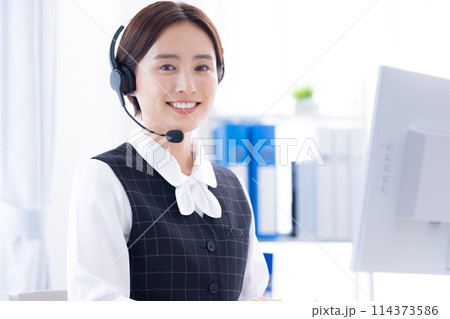コールセンターで働いている女性 コールセンターで働いている女性 114373586