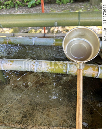 手水舎から流れる水と水面に広がる円 手水舎から流れる水と水面に広がる円 114373646