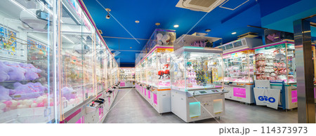 「東京都」秋葉原・カラフルなゲームセンターの風景 「東京都」秋葉原・カラフルなゲームセンターの風景 114373973