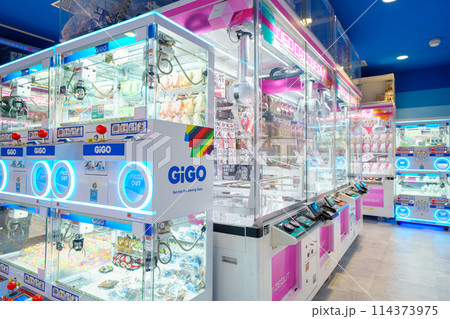 「東京都」秋葉原・カラフルなゲームセンターの風景 114373975