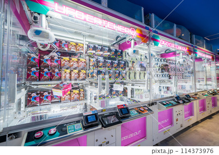 「東京都」秋葉原・カラフルなゲームセンターの風景 「東京都」秋葉原・カラフルなゲームセンターの風景 114373976