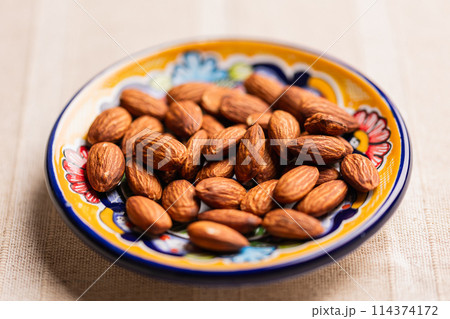 素焼きアーモンド 114374172