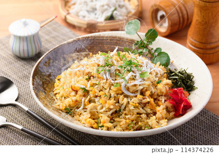 しらす炒飯 （釜揚げしらすと卵とネギのチャーハン） 114374226