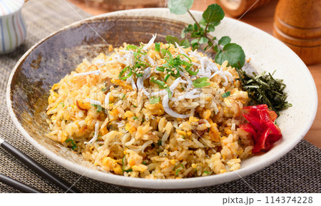 しらす炒飯 (釜揚げしらすと卵とネギのチャーハン) しらす炒飯 (釜揚げしらすと卵とネギのチャーハン) 114374228