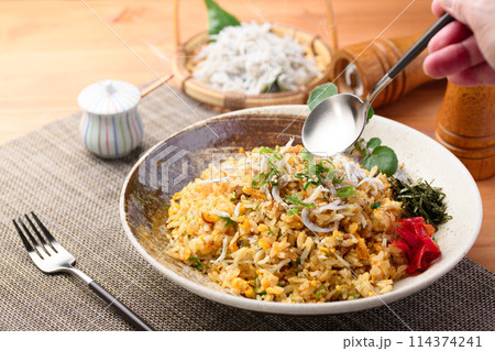 しらす炒飯 （釜揚げしらすと卵とネギのチャーハン） 114374241