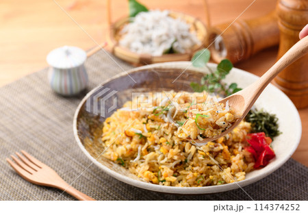 しらす炒飯 (釜揚げしらすと卵とネギのチャーハン) しらす炒飯 (釜揚げしらすと卵とネギのチャーハン) 114374252