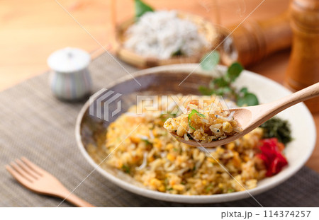 しらす炒飯 (釜揚げしらすと卵とネギのチャーハン) しらす炒飯 (釜揚げしらすと卵とネギのチャーハン) 114374257