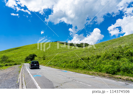 夏の長野　車山高原のビーナスラインを走る自動車 114374506