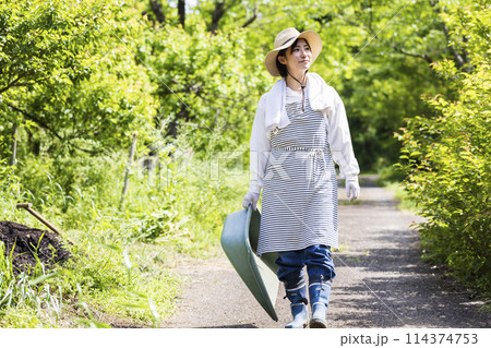 田舎暮らしをする女性 114374753