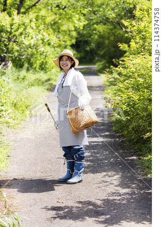 田舎暮らしをする女性 田舎暮らしをする女性 114374758