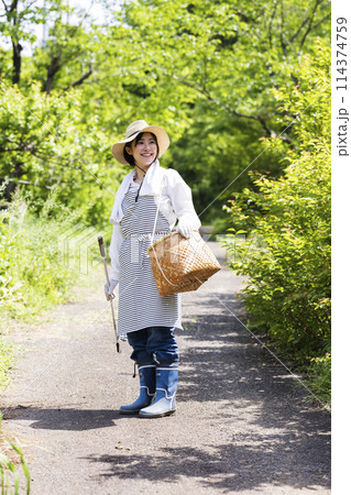 田舎暮らしをする女性 114374759