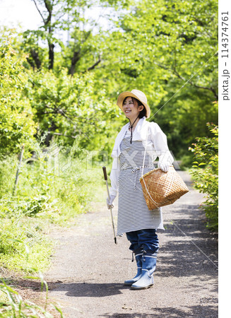 田舎暮らしをする女性 田舎暮らしをする女性 114374761