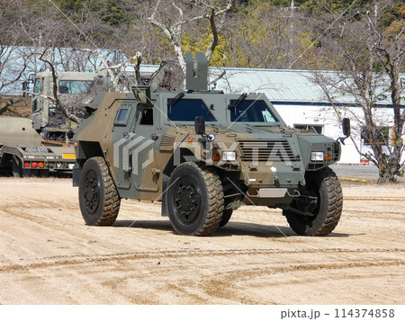 訓練展示に参加する陸上自衛隊の軽装甲機動車 114374858