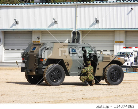 訓練展示に参加する陸上自衛隊の軽装甲機動車 訓練展示に参加する陸上自衛隊の軽装甲機動車 114374862