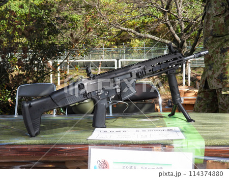 展示される陸上自衛隊 20式小銃 114374880