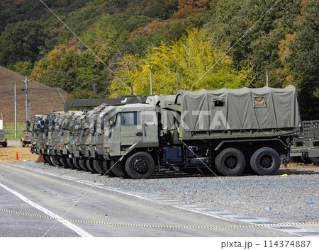 並んで駐車する陸上自衛隊のトラック 114374887