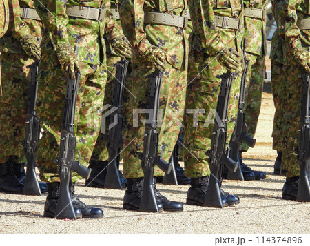 立て銃で整列する陸上自衛隊員 立て銃で整列する陸上自衛隊員 114374896