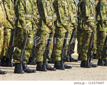 立て銃で整列する陸上自衛隊員 114374897