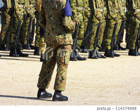 立て銃で整列する陸上自衛隊員 114374898