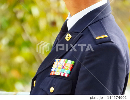 防衛記念賞がたくさん付いた陸上自衛隊員の制服 防衛記念賞がたくさん付いた陸上自衛隊員の制服 114374901