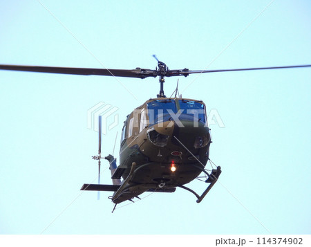 訓練展示で飛行する陸上自衛隊のヘリコプター UH-1J 訓練展示で飛行する陸上自衛隊のヘリコプター UH-1J 114374902