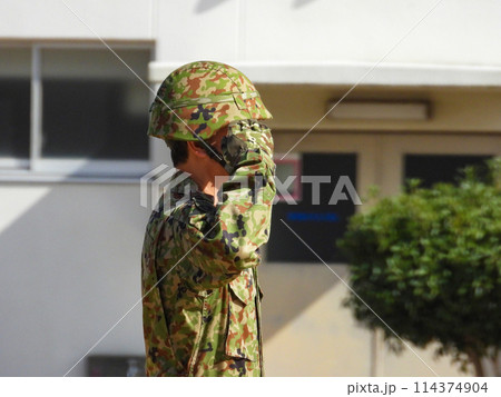 敬礼する迷彩服の陸上自衛隊員 114374904