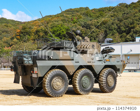 訓練展示に参加する陸上自衛隊の87式偵察警戒車 114374910
