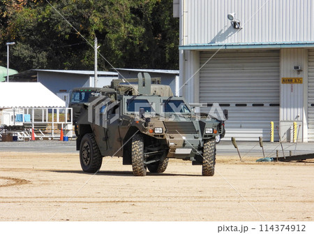 訓練展示に参加する陸上自衛隊の軽装甲機動車 114374912