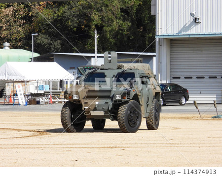 訓練展示に参加する陸上自衛隊の軽装甲機動車 114374913